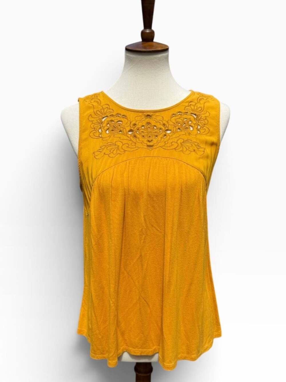 Eyeshadow Women's Yellow Embroidered Sleeveless Tank Top